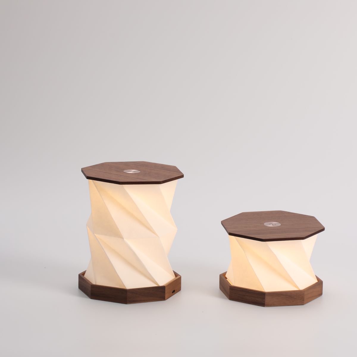 Lampe rotative en bois de noyer Taille : 12 x 12 cm