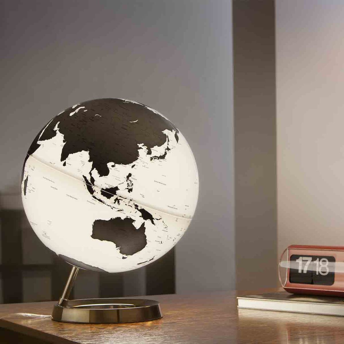 Light and Color Noir Charbon