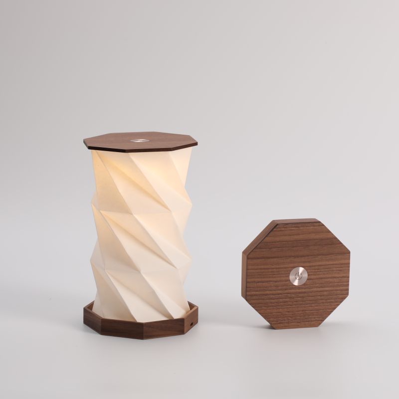 Lampe rotative en bois de noyer Taille : 12 x 12 cm